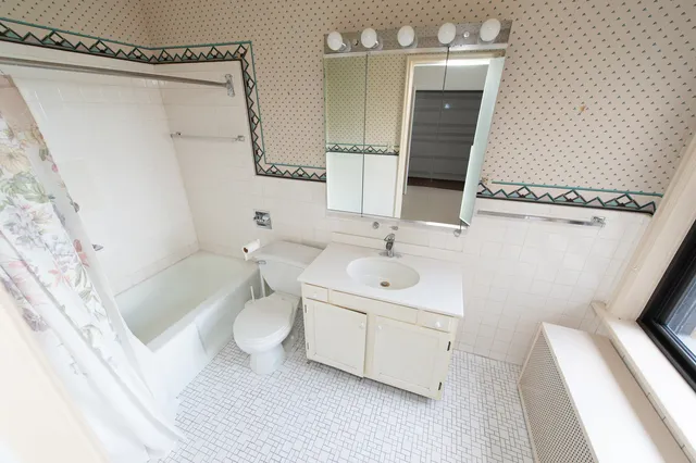 $285,000 | 5300 South Shore Drive, Unit 111, Chicago, IL 60615