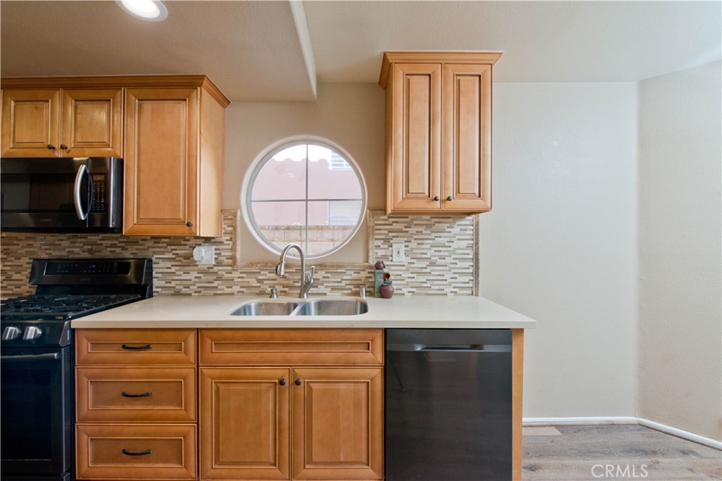 25829 Blake Court Stevenson Ranch, CA 91381 - Photo 11 of 33 Kitchen
