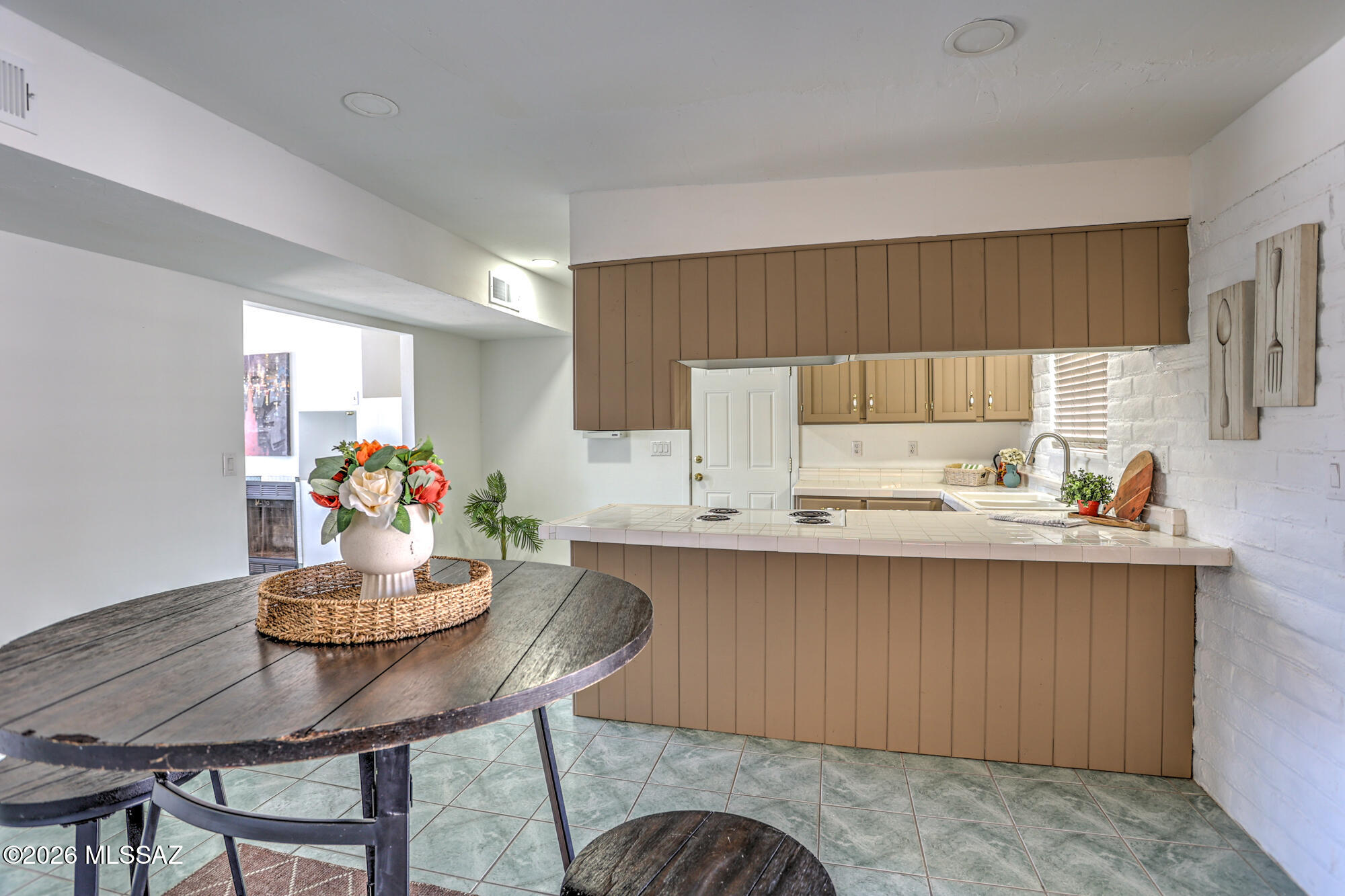 4400 West Ina Road Tucson, AZ 85741 - Photo 20 of 43 a kitchen with a dining table chairs and microwave