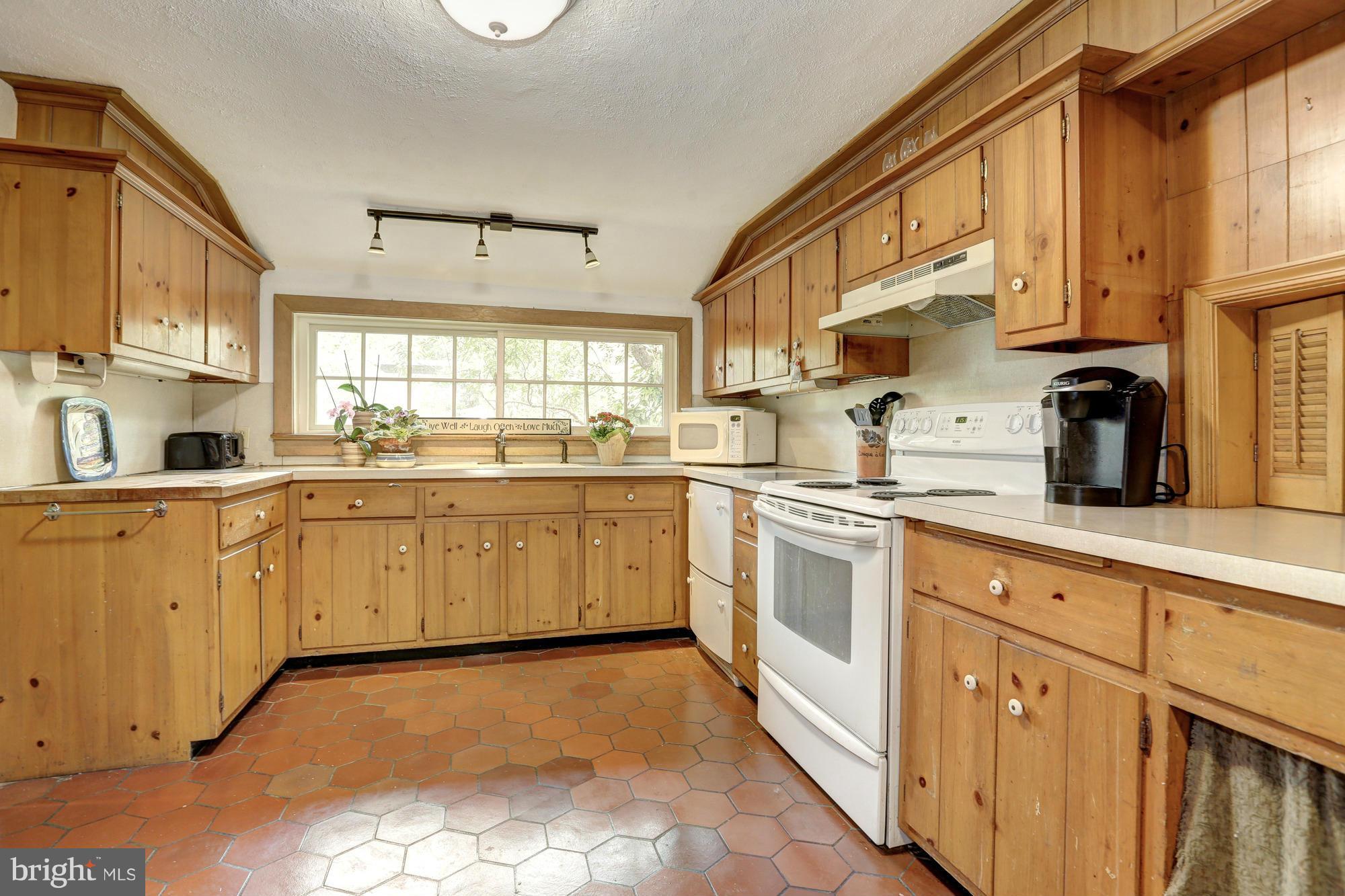 9901 Glen Road Potomac, MD 20854 - Photo 13 of 24 Kitchen