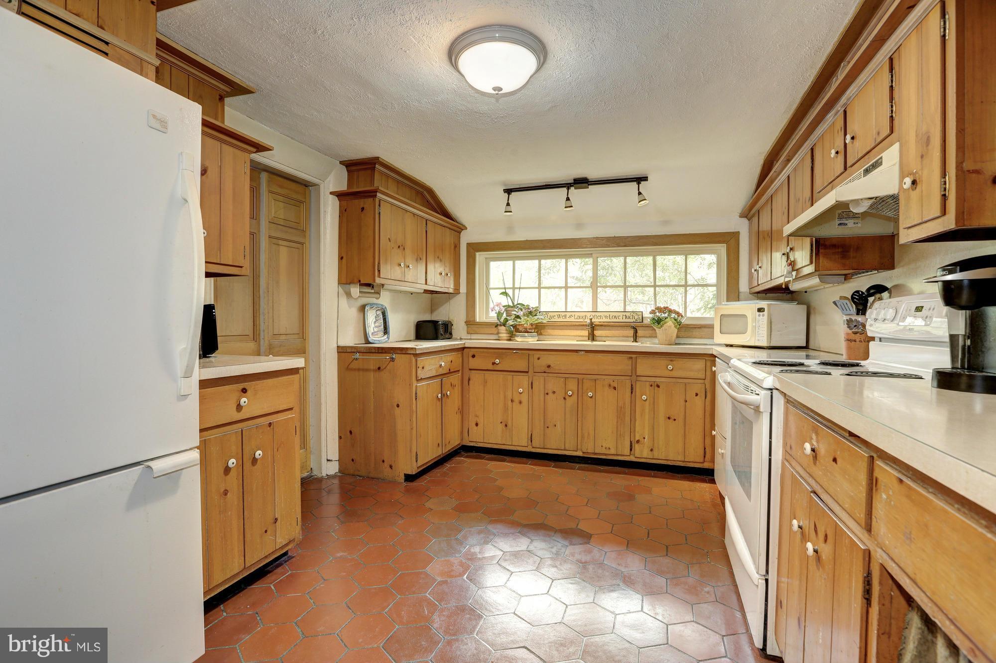 9901 Glen Road Potomac, MD 20854 - Photo 14 of 24 Kitchen