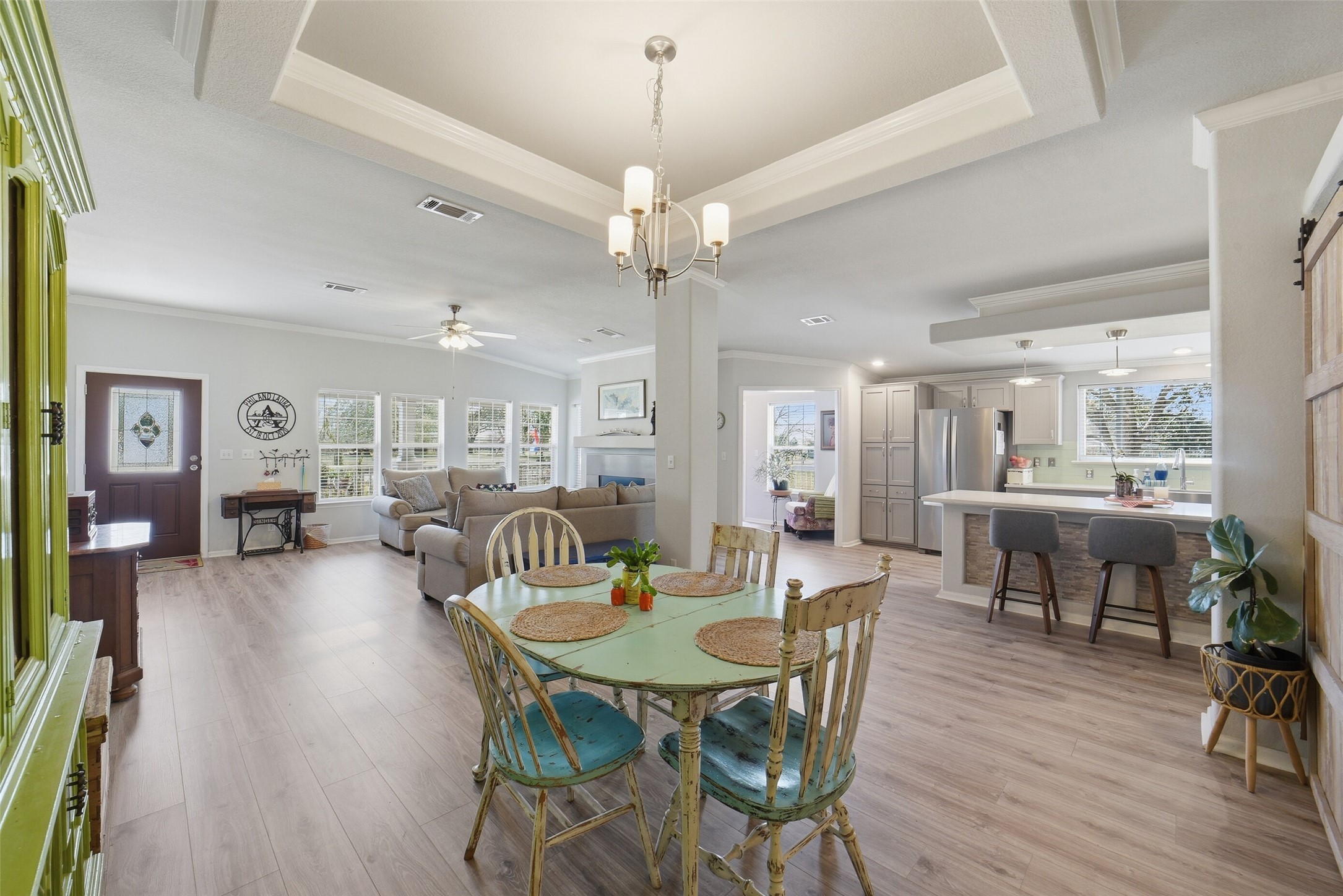 4007 Nancy Lane, Unit C546B Rosharon, TX 77583 - Photo 22 of 50 a dining room with furniture a chandelier and wooden floor