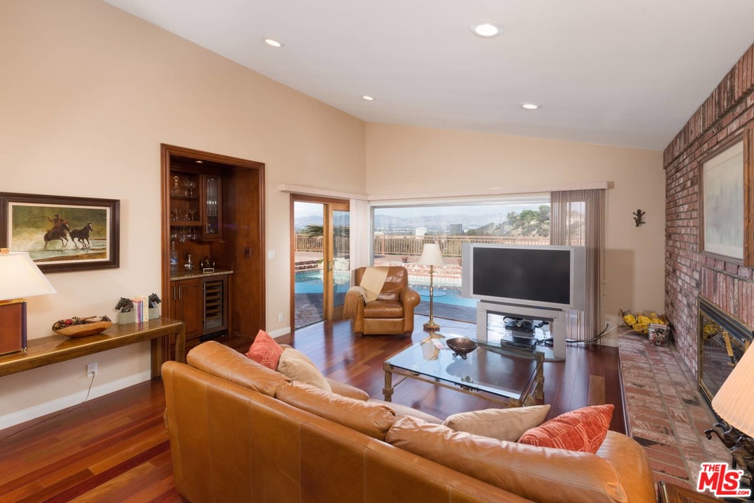 15671 Royal Ridge Road Sherman Oaks, CA 91403 - Photo 11 of 31