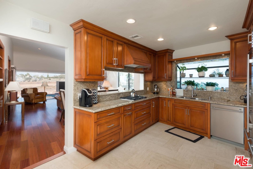 15671 Royal Ridge Road Sherman Oaks, CA 91403 - Photo 15 of 31