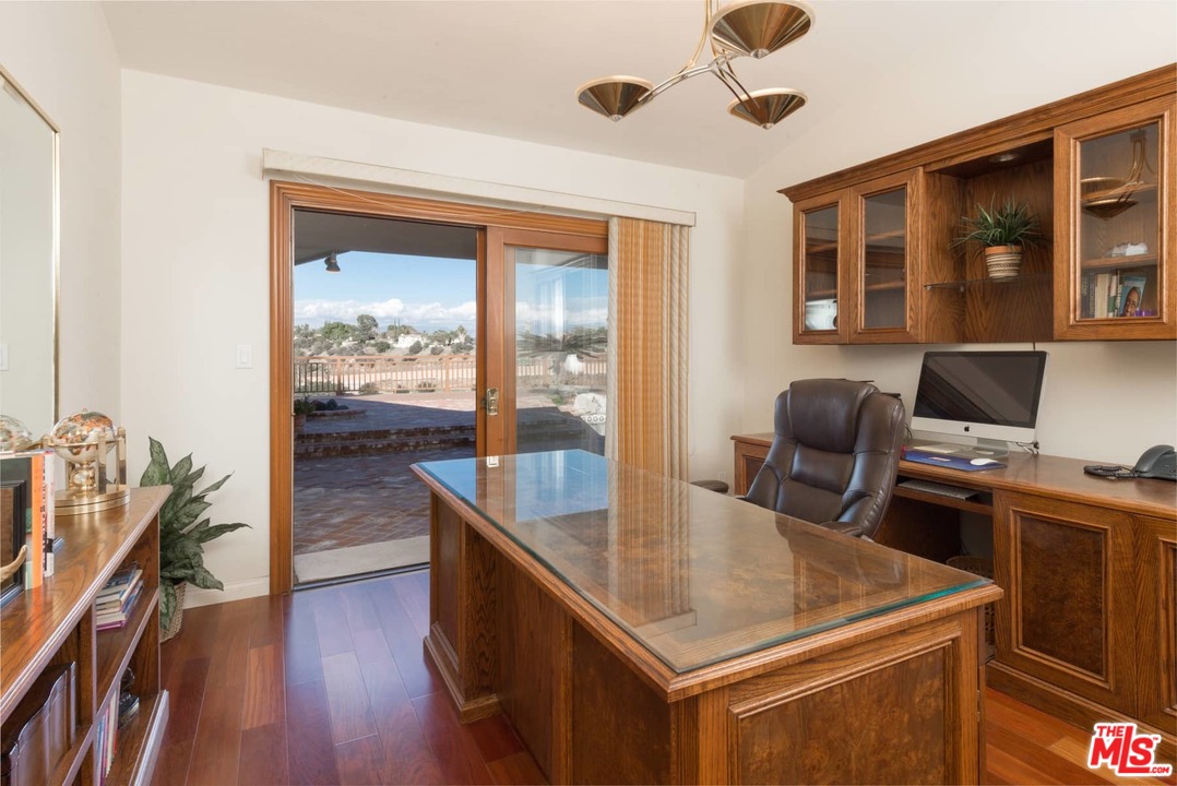 15671 Royal Ridge Road Sherman Oaks, CA 91403 - Photo 17 of 31