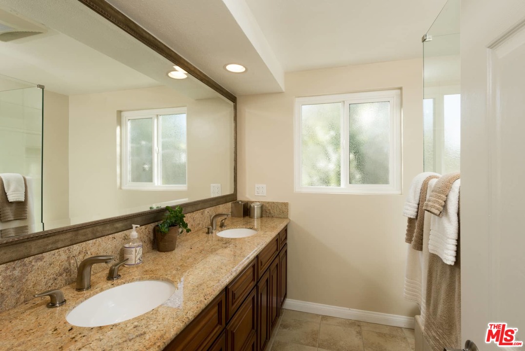 15671 Royal Ridge Road Sherman Oaks, CA 91403 - Photo 20 of 31