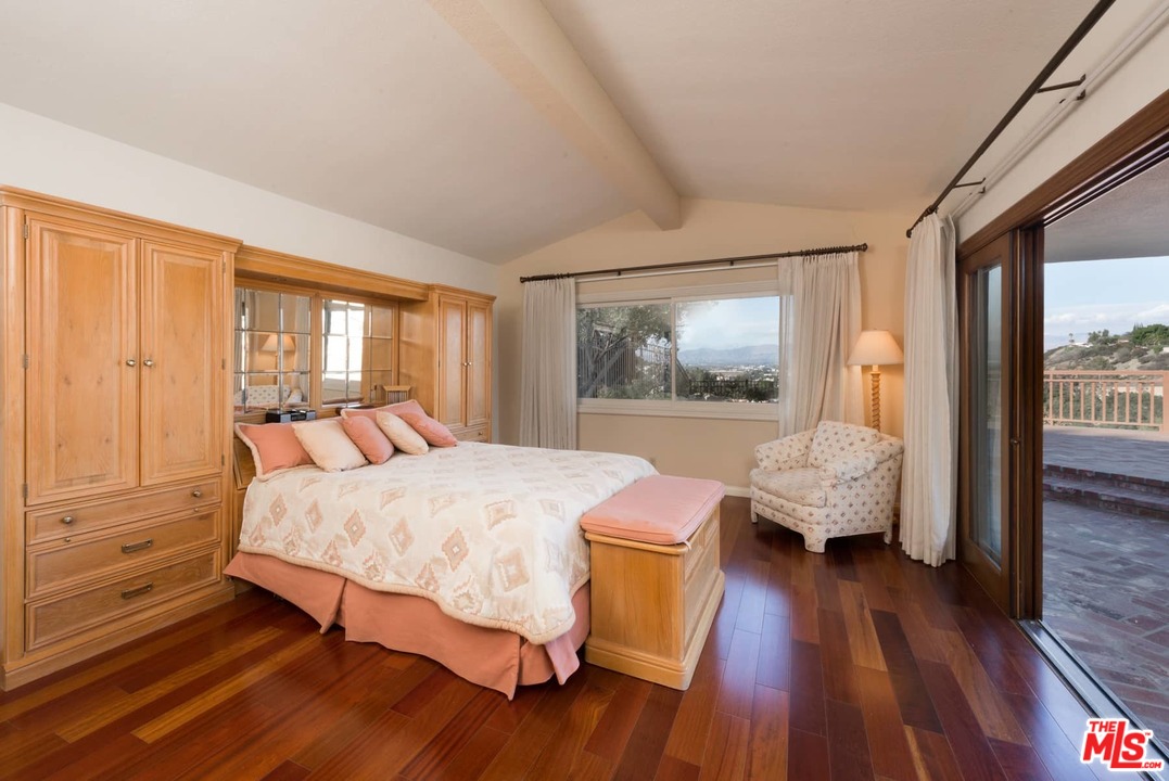 15671 Royal Ridge Road Sherman Oaks, CA 91403 - Photo 23 of 31