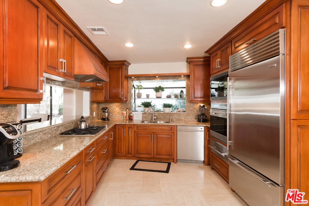 15671 Royal Ridge Road Sherman Oaks, CA 91403 - Photo 5 of 31