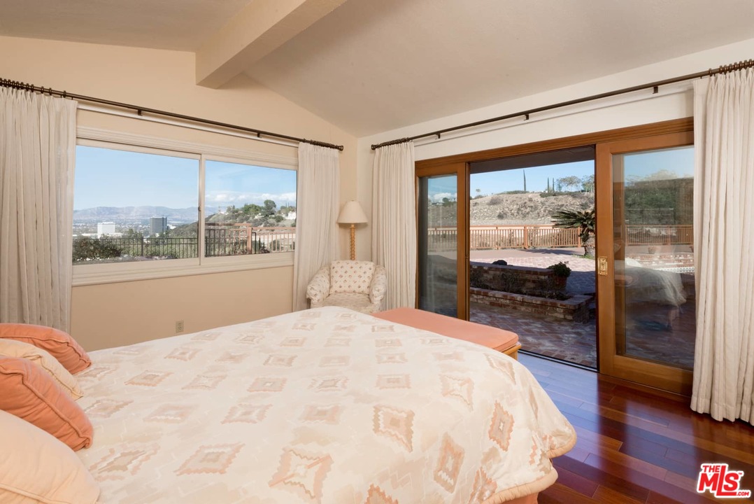 15671 Royal Ridge Road Sherman Oaks, CA 91403 - Photo 6 of 31