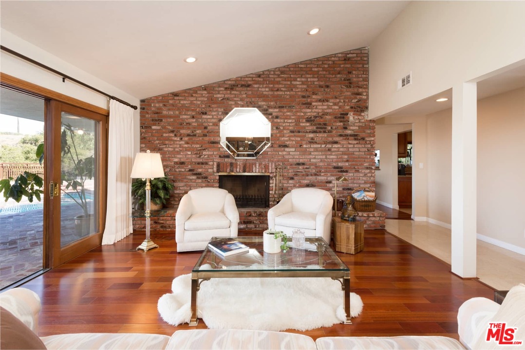 15671 Royal Ridge Road Sherman Oaks, CA 91403 - Photo 9 of 31