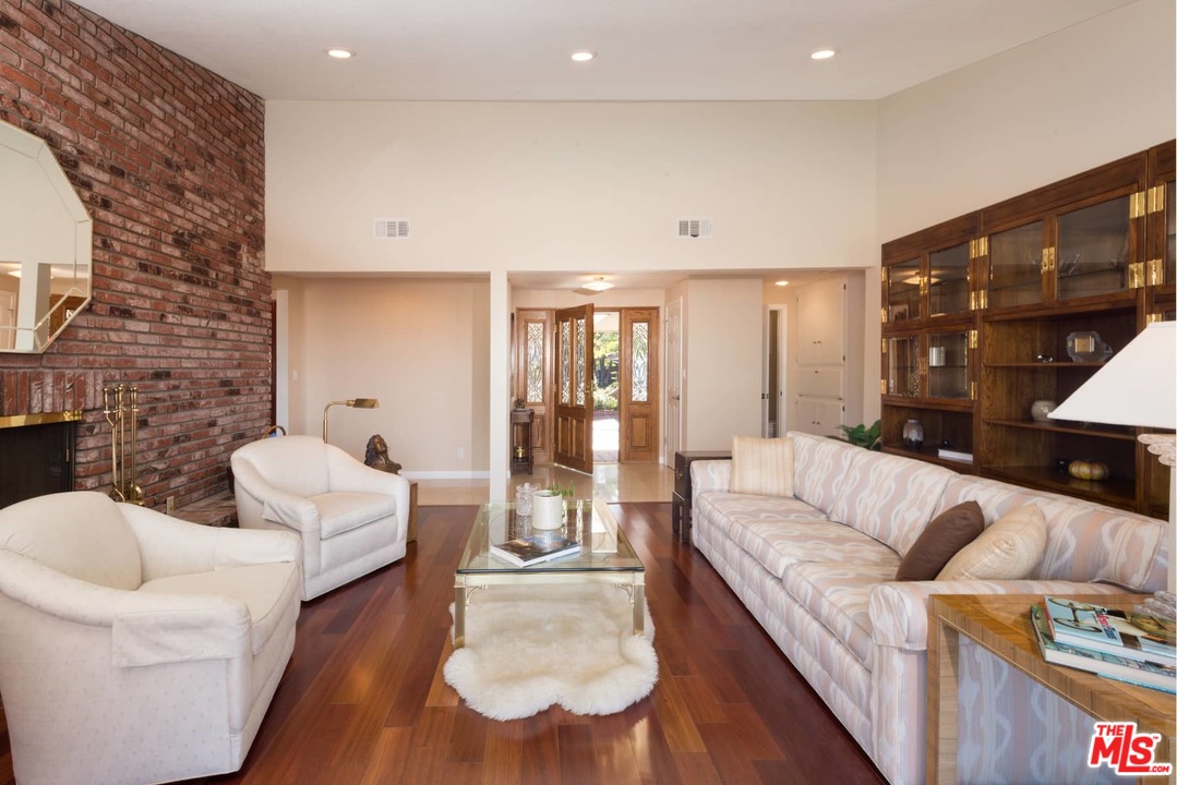15671 Royal Ridge Road Sherman Oaks, CA 91403 - Photo 10 of 31