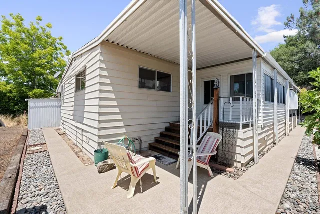 a view of entryway with patio