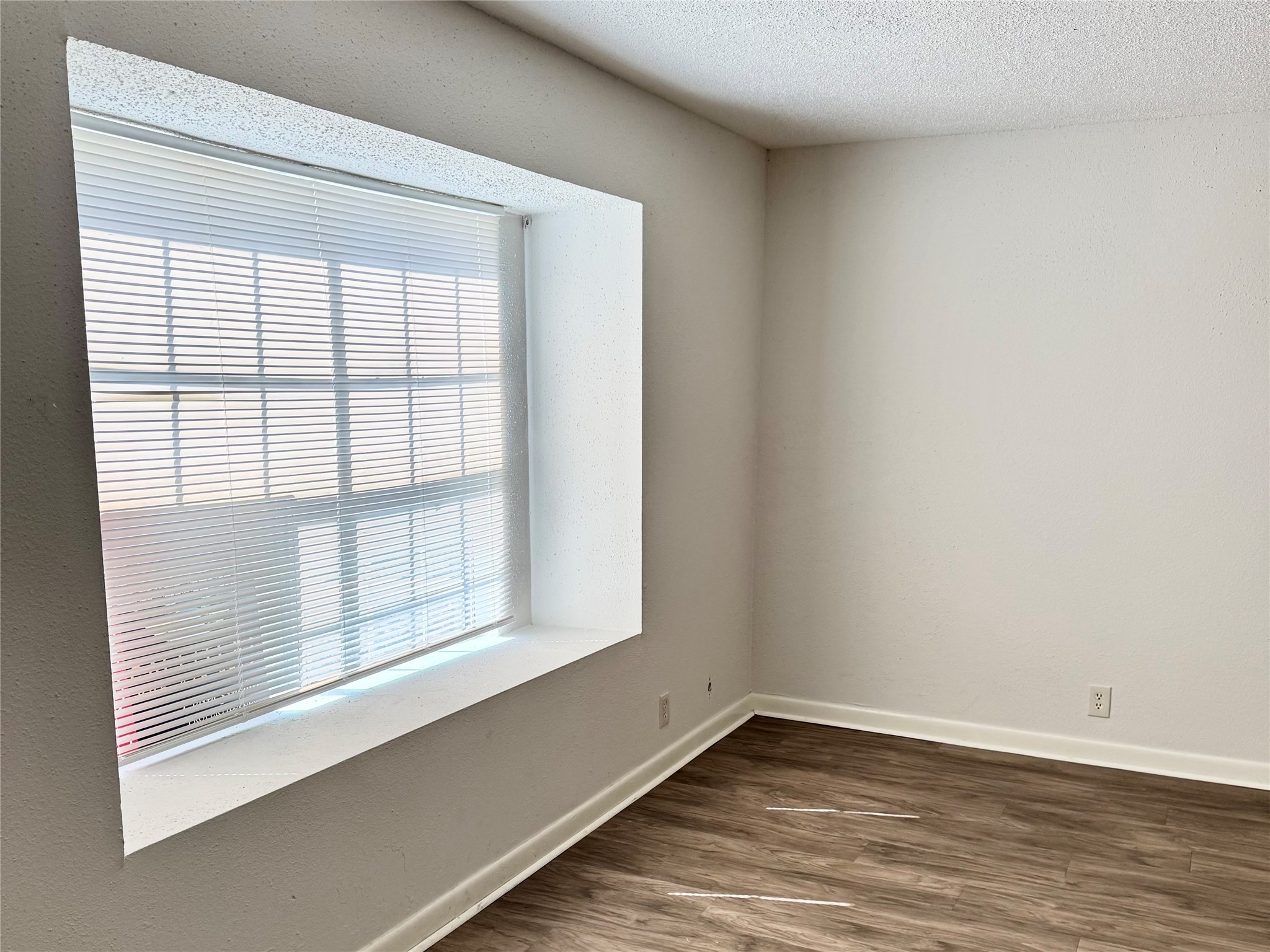 11002 Hammerly Boulevard, Unit 216 Houston, TX 77043 - Photo 3 of 16 Front Living room