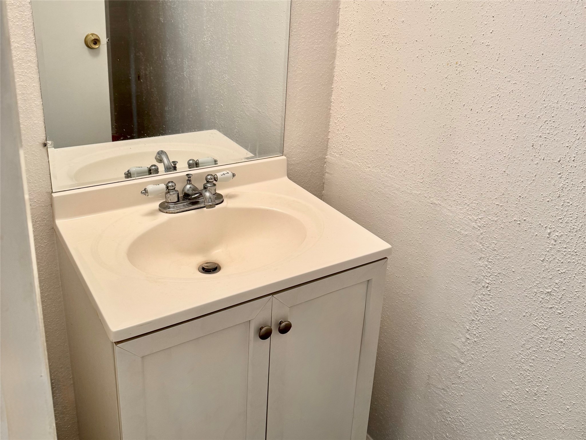 11002 Hammerly Boulevard, Unit 216 Houston, TX 77043 - Photo 4 of 16 Downstairs half bath