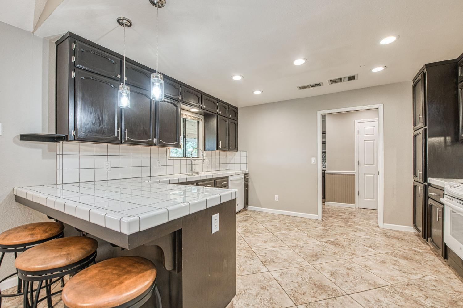 33717 River Knolls Road Coarsegold, CA 93614 - Photo 11 of 66 a bathroom with a sink a toilet and mirror