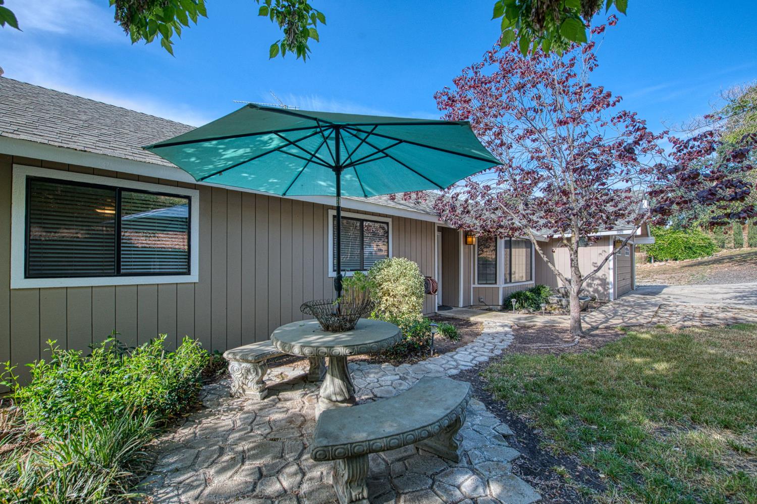 33717 River Knolls Road Coarsegold, CA 93614 - Photo 3 of 66 a garden view with a seating space