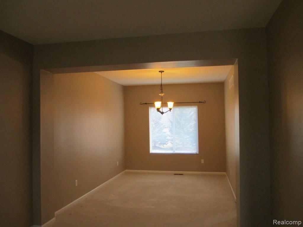 2061 Lagoon Drive Rochester, MI 48309 - Photo 4 of 27 IMG_1381.jpg