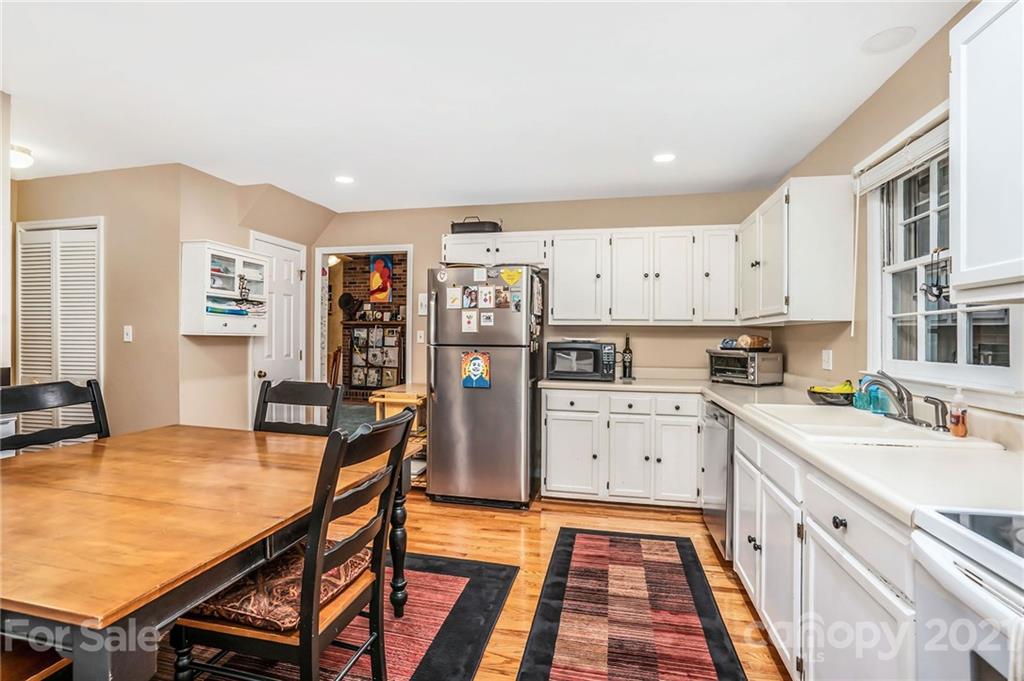 613 Neill Ridge Road Matthews, NC 28105 - Photo 9 of 25 a kitchen that has a lot of cabinets a sink and appliances in it