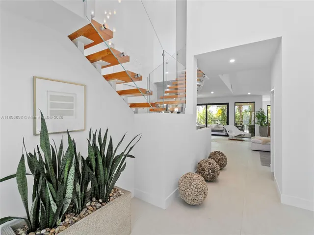 a view of entryway and livingroom with furniture