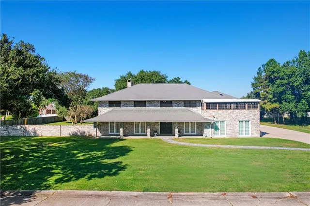 $899,500 | 106 Cambridge Drive, Belle Chasse, LA 70037