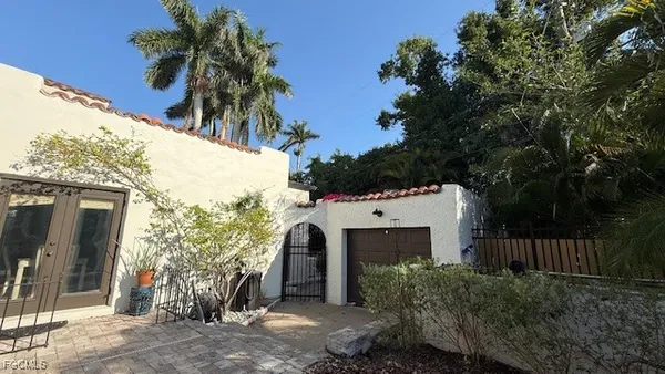 a view of a house with a backyard