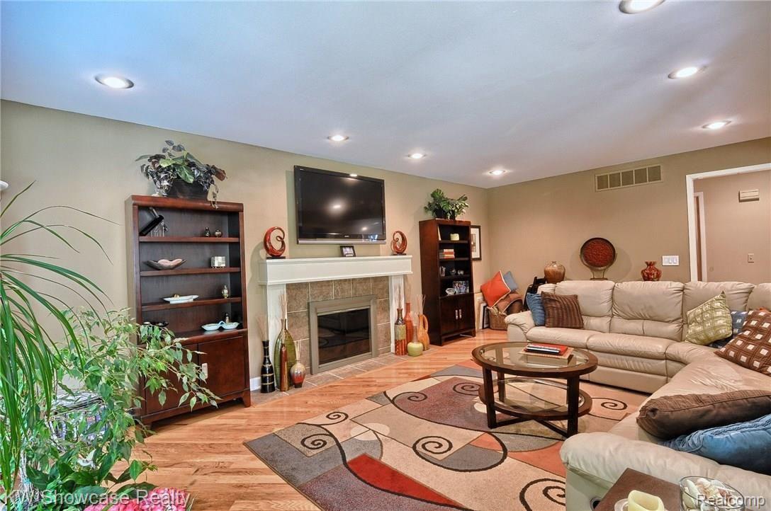 30654 High Valley Road Farmington, MI 48331 - Photo 10 of 43 Family_Room_3rd_View.jpg