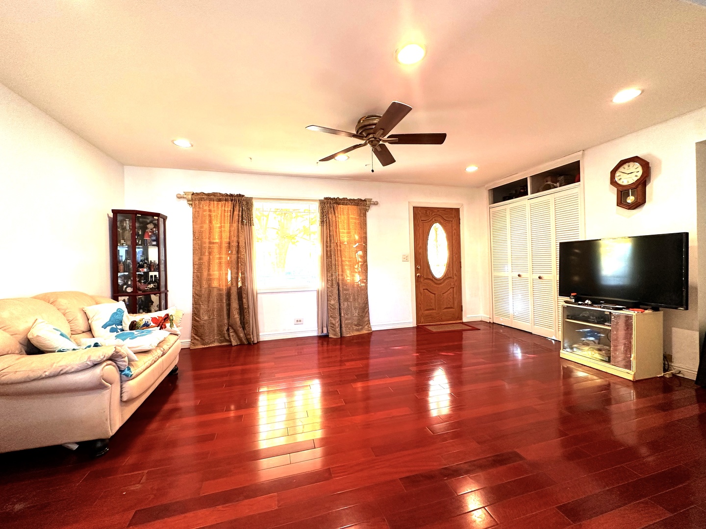 33 Crescent Road Lake Zurich, IL 60047 - Photo 3 of 15 a living room with furniture and a flat screen tv