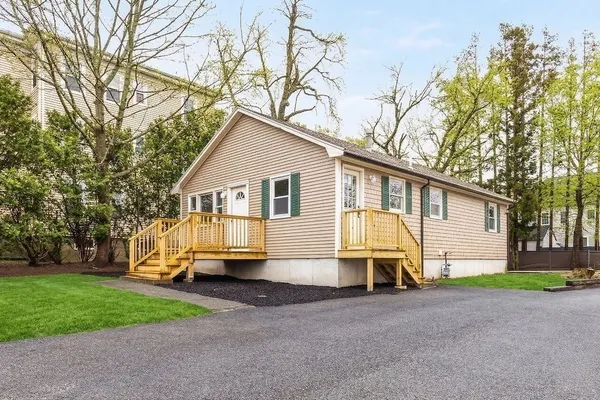a view of a house with a yard