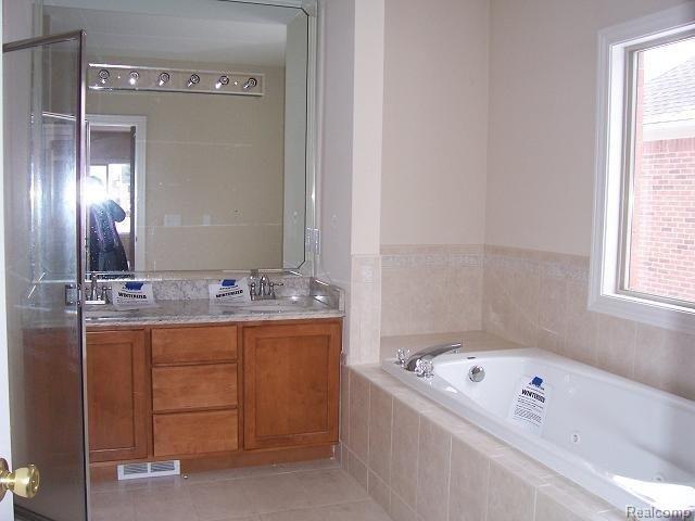 3275 Rockhaven Avenue Rochester, MI 48309 - Photo 16 of 22 Master bath