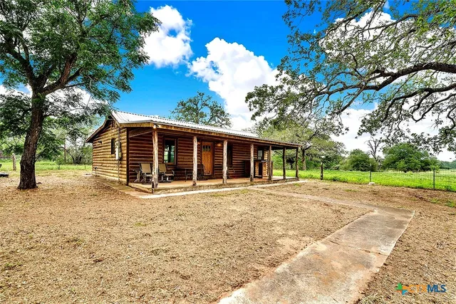 a view of yard with green space