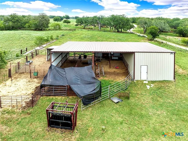 $2,000,000 | 1494 County Road 433, Stockdale, TX 78160