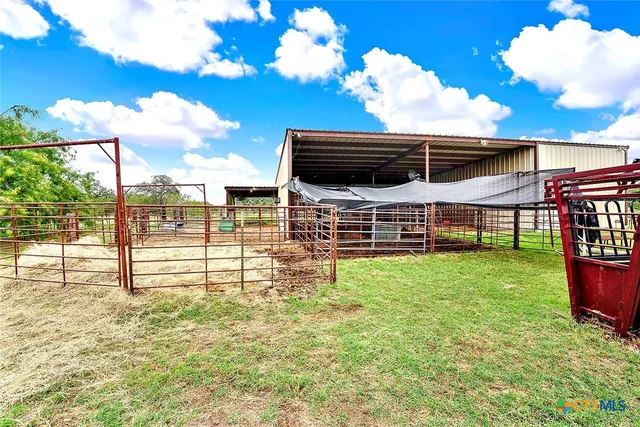 $2,000,000 | 1494 County Road 433, Stockdale, TX 78160