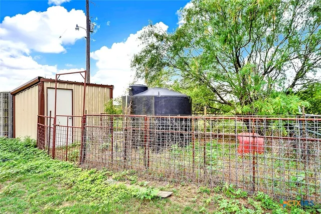 $2,000,000 | 1494 County Road 433, Stockdale, TX 78160