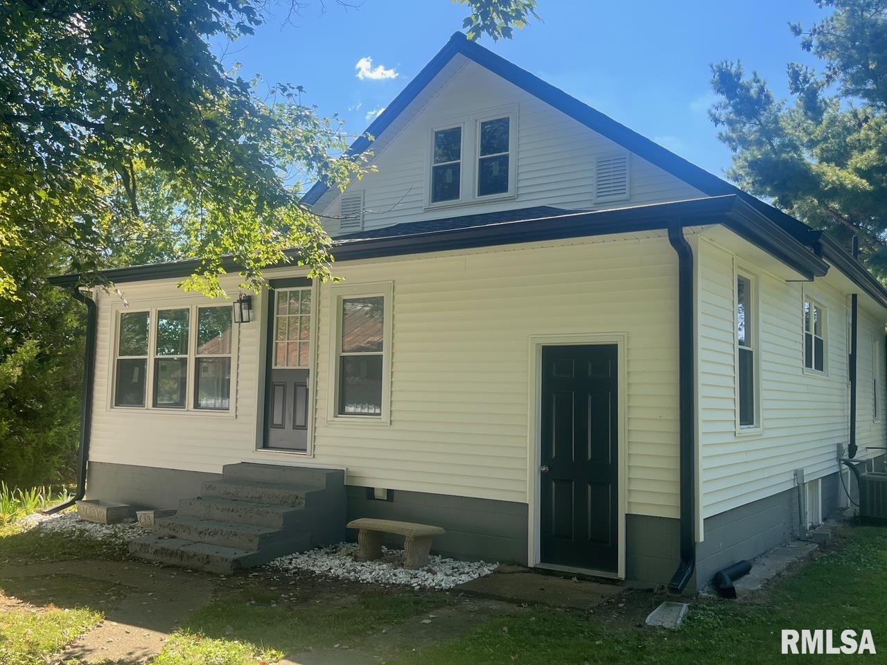 2664 Highway 145 Metropolis, IL 62960 - Photo 4 of 29 a front view of a house with a yard