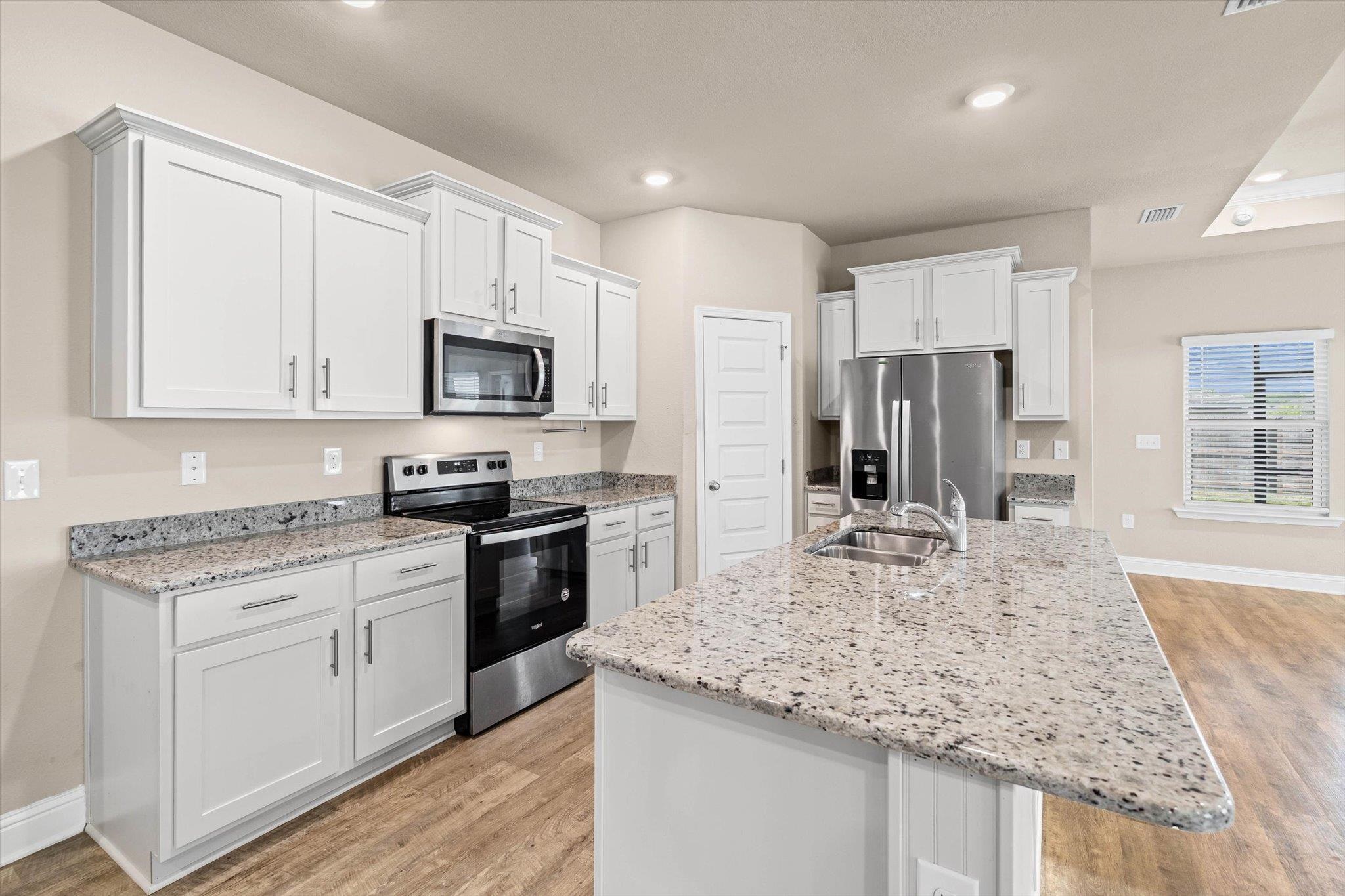 22976 Lieutenant Avenue Foley, AL 36535 - Photo 7 of 30 Kitchen