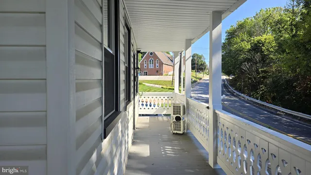 a view of a house with backyard