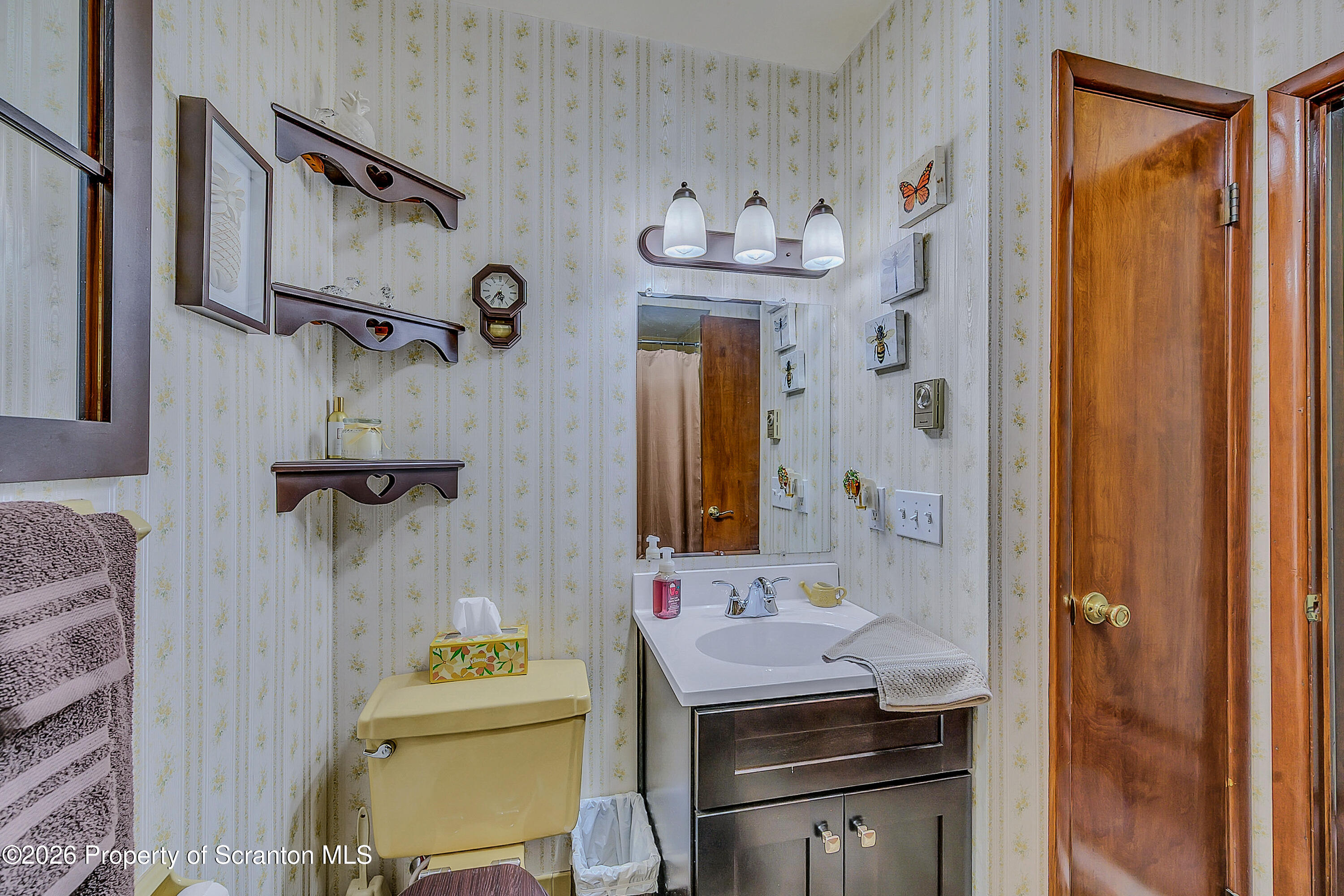 1735 Bulwer Street Scranton, PA 18504 - Photo 30 of 49 Full Bathroom