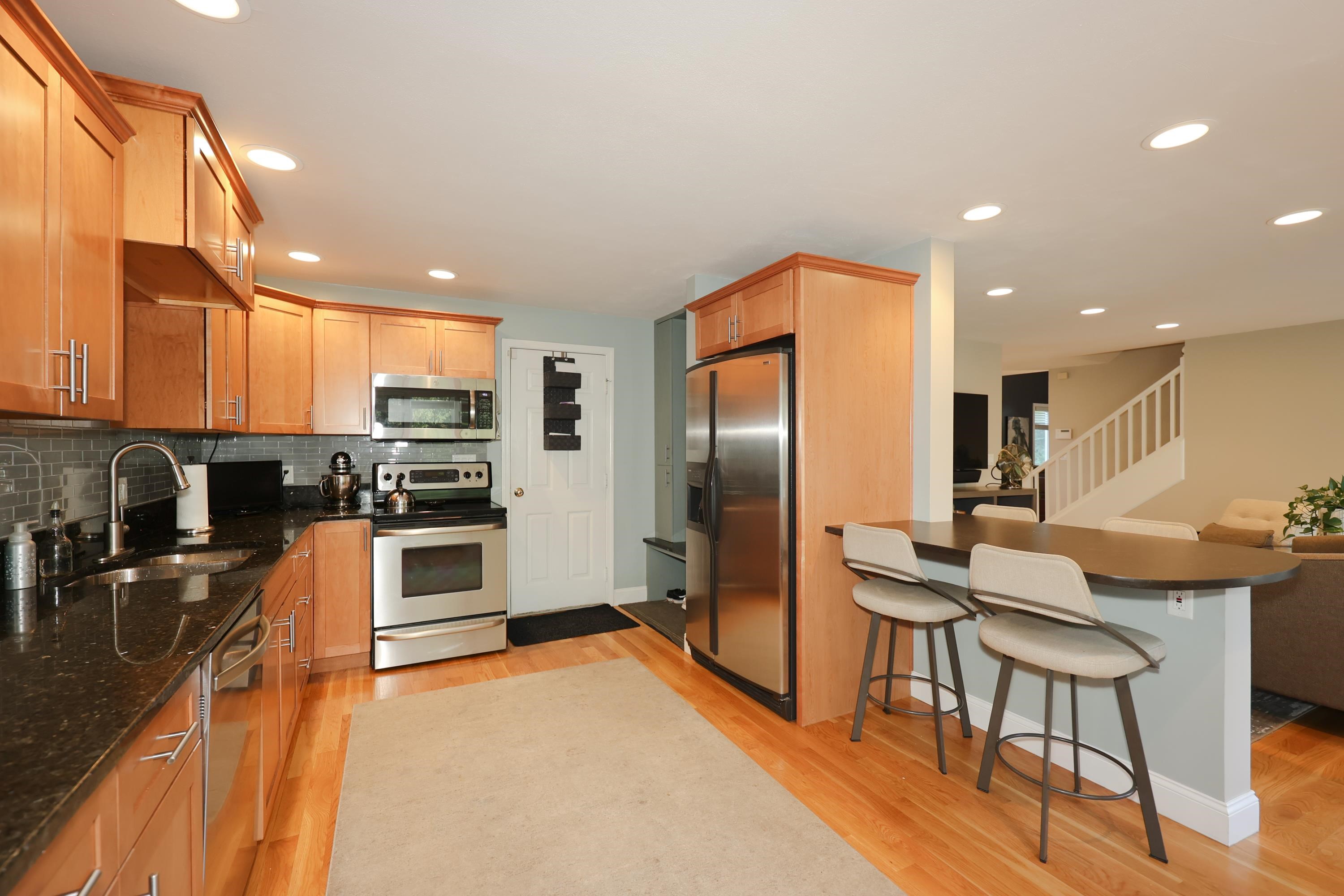 170 Chase Way Manchester, NH 03104 - Photo 2 of 30