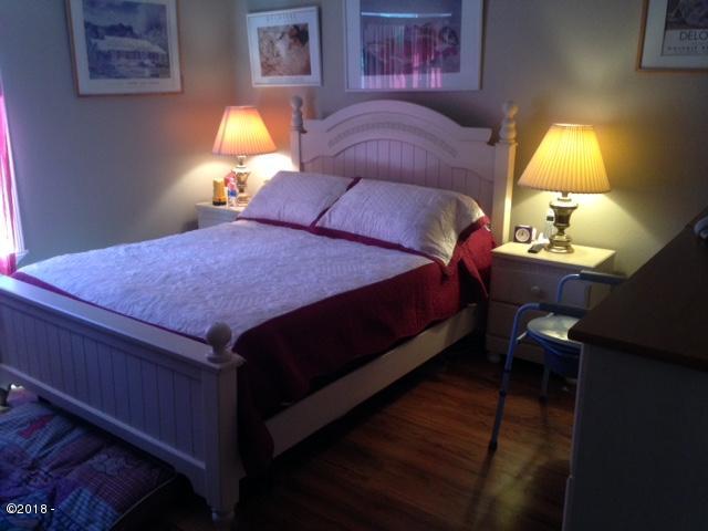 689 North Overlook Loop Otis, OR 97368 - Photo 11 of 27 Bedroom