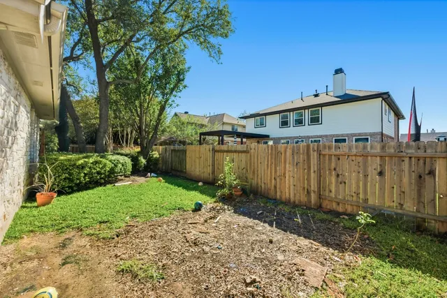 a view of a house with backyard and garden