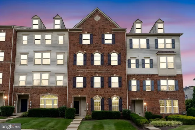 $2,600 | 5822 Oakdale Vlg Road, Ijamsville, MD 21754