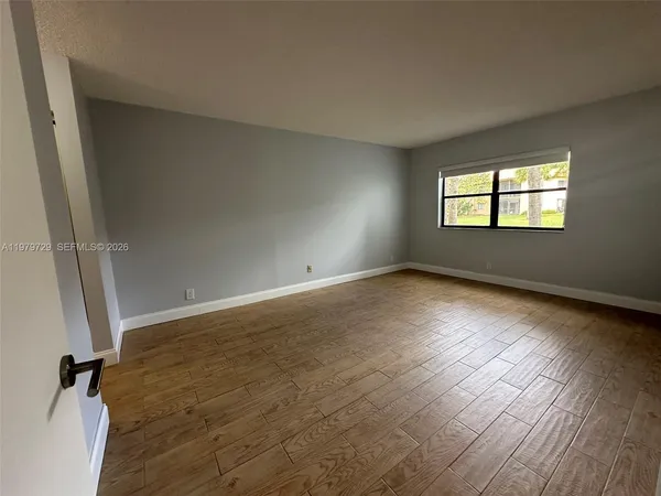 $2,550 | 200 Lakeview Drive, Unit 111, Weston, FL 33326