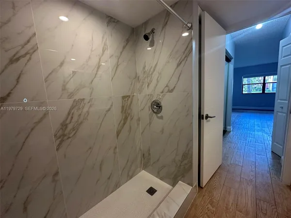 $2,550 | 200 Lakeview Drive, Unit 111, Weston, FL 33326