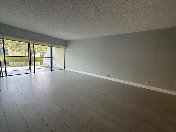 $2,550 | 200 Lakeview Drive, Unit 111, Weston, FL 33326