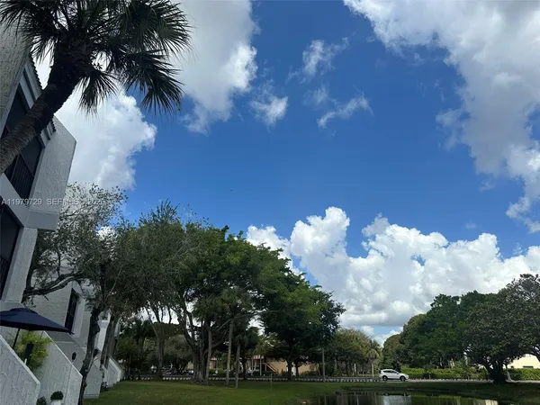 $2,550 | 200 Lakeview Drive, Unit 111, Weston, FL 33326