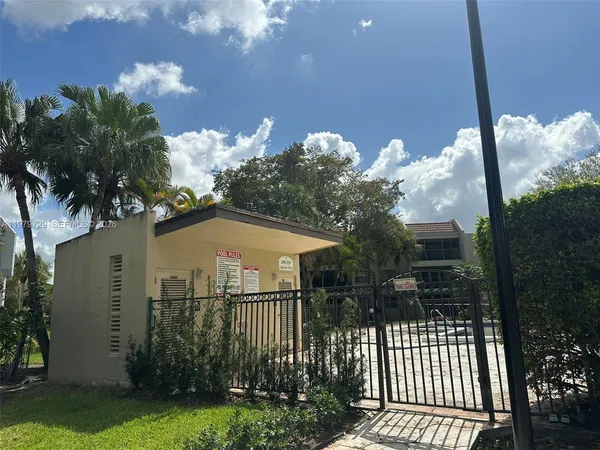 $2,550 | 200 Lakeview Drive, Unit 111, Weston, FL 33326