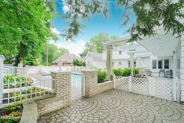 $2,499,000 | 26 Highpoint Road | Todt Hill