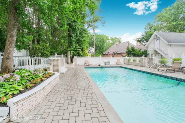 $2,499,000 | 26 Highpoint Road | Todt Hill