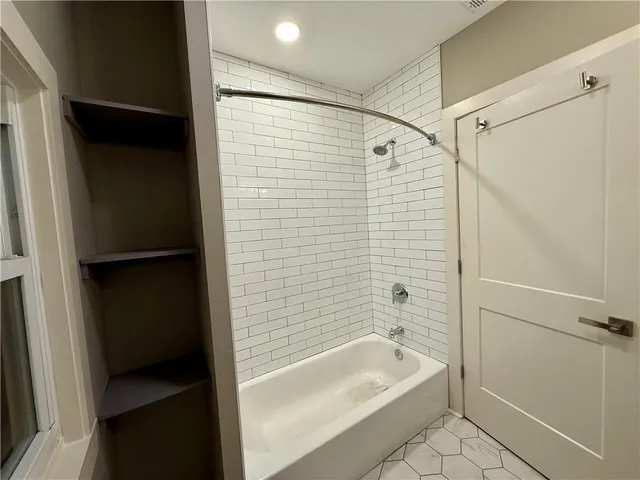 $1,500 | 3704 Baltimore Avenue, Unit 2N, Kansas City, MO 64111