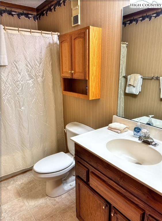 301 Pinnacle Inn Road, Unit 2105 Beech Mountain, NC 28604 - Photo 13 of 23 a bathroom with a sink and a mirror